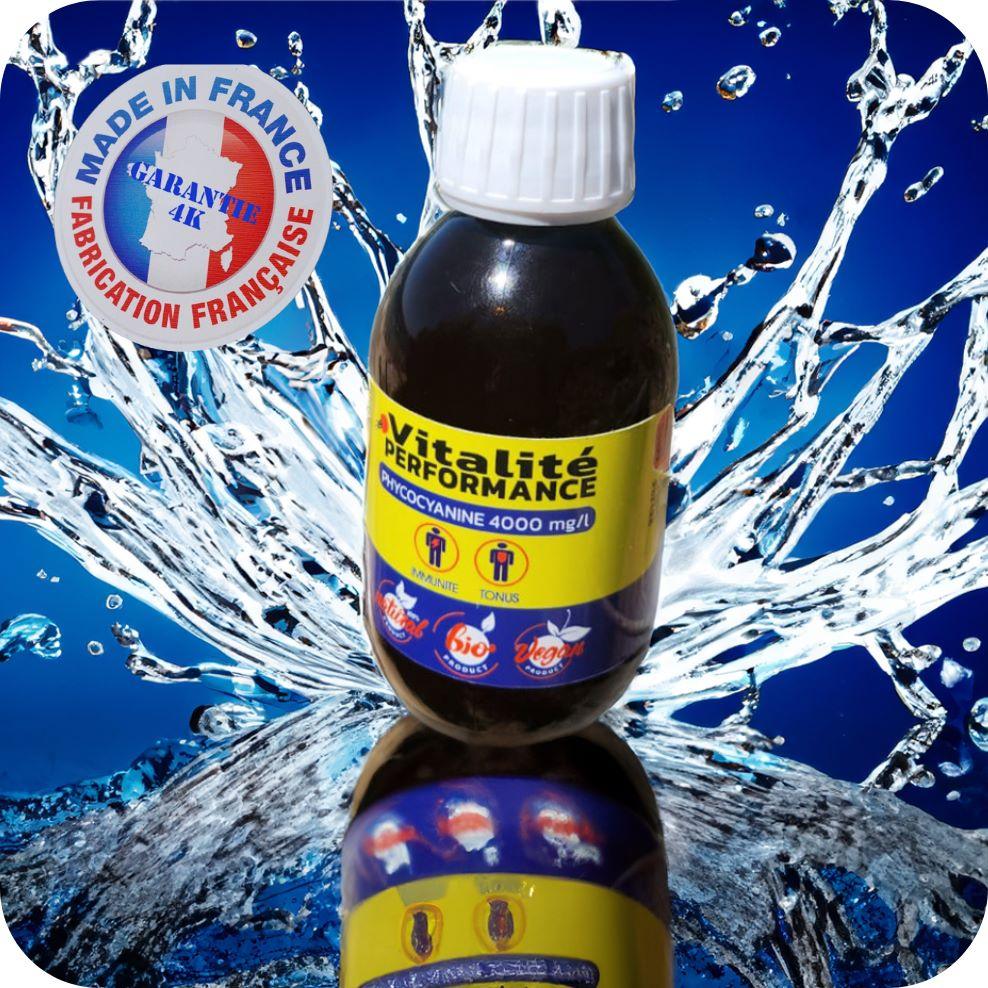 1 flacon de Phycocyanine Vitalité Performance sur un fond bleu avec des éclat d'eau en arrière plan et le logo Made in France à gauche 
